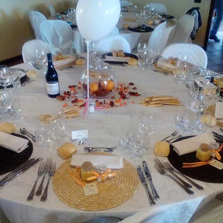 بيت ضيافة Cascina Stralla 3*