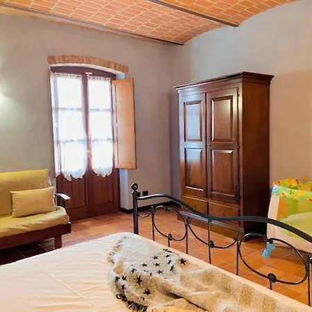 Cascina Stralla Konukevi 3*